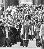 Biskupové vychází z baziliky sv. Petra během II. vatikánského koncilu.