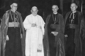 Biskup Tomášek se slovenskými biskupy Lacíkem a Néczeyem na audienci u Jana XXIII. v době II. vat. koncilu, 12. 10. 1962.